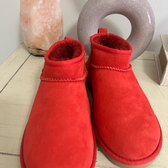 Uggs. Brand new, never been worn - Picture 5 of 6